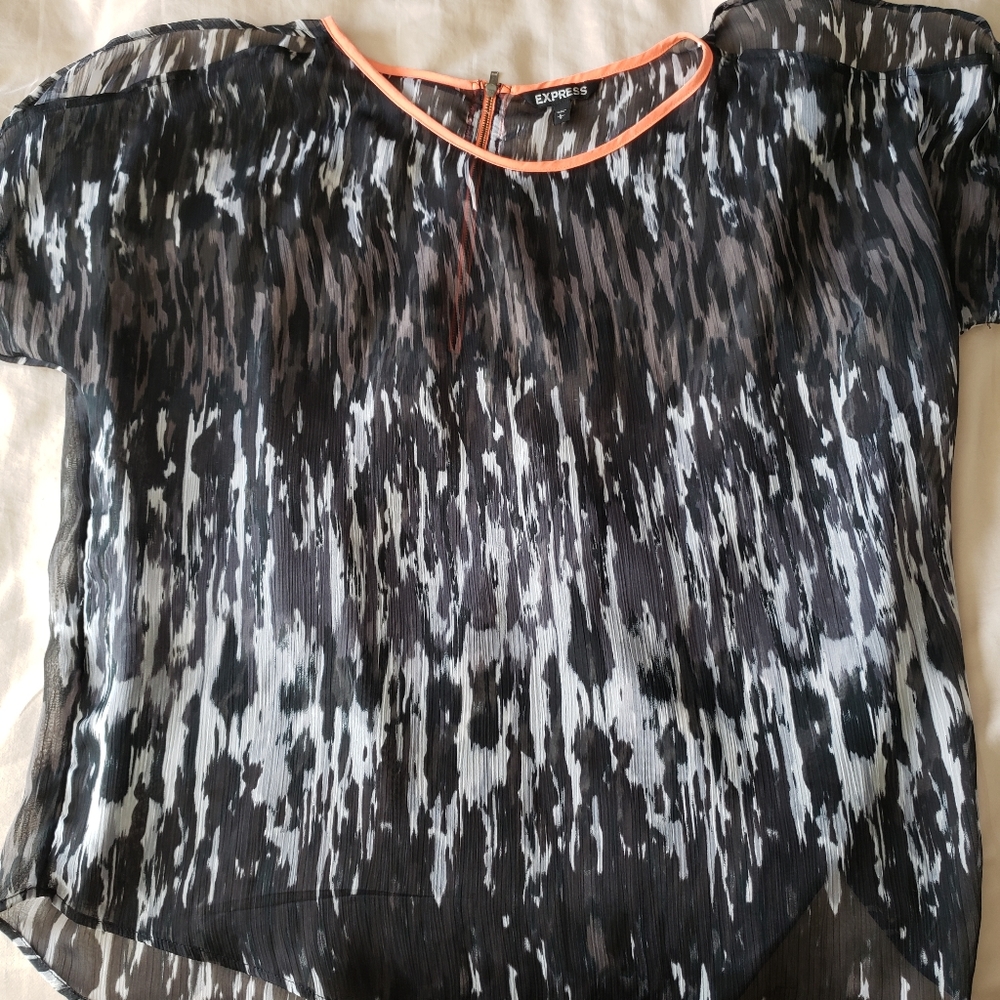 Express printed top with shoulder slit